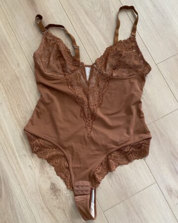 Rostfarbener Body mit Spitze