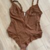 Rostfarbener Body mit Spitze