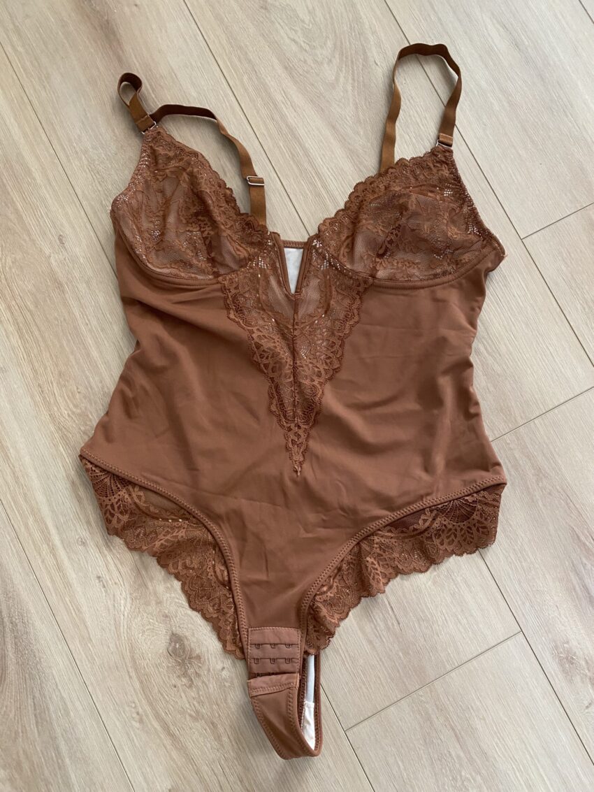 Rostfarbener Body mit Spitze