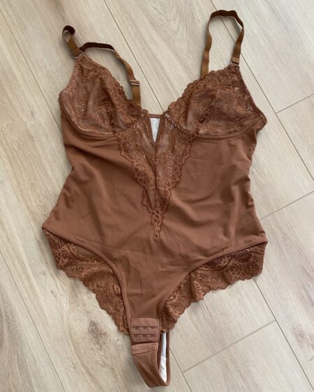 Rostfarbener Body mit Spitze