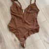Rostfarbener Body mit Spitze