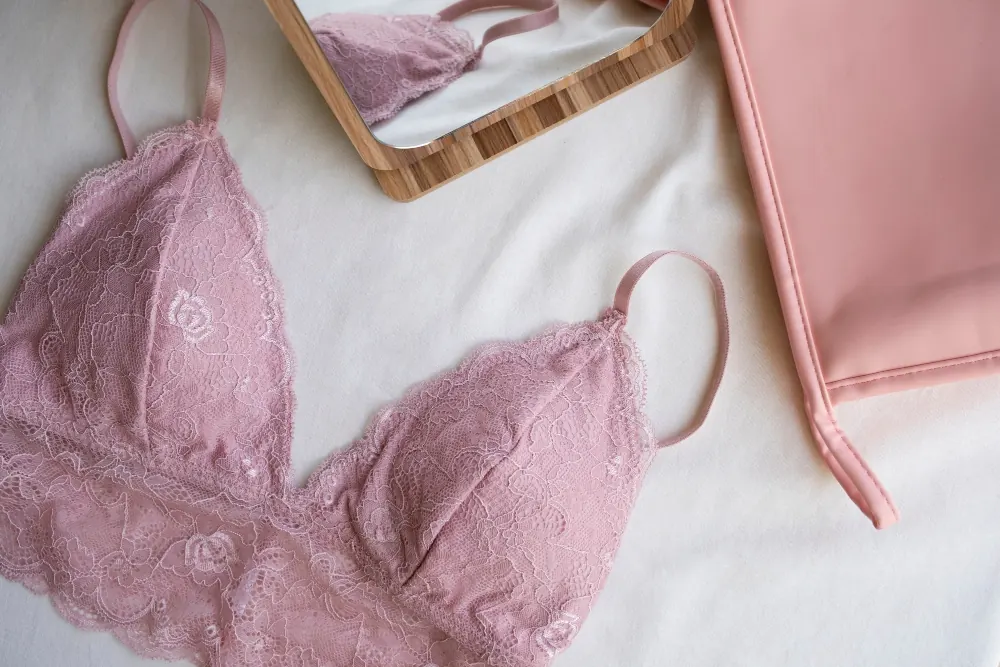 Zarte Dessous Details fuer Aufbewahrung und Pflege