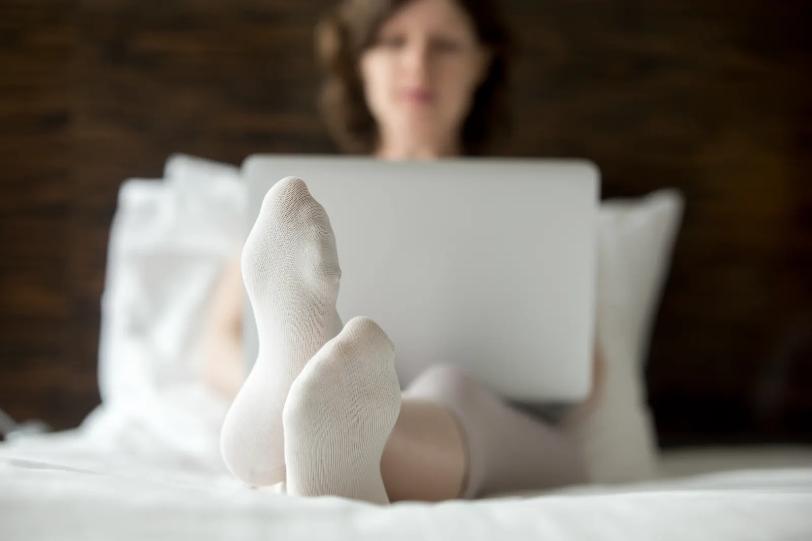 Chaussettes et ordinateur comme visuel pour vendre des chaussettes anonymement