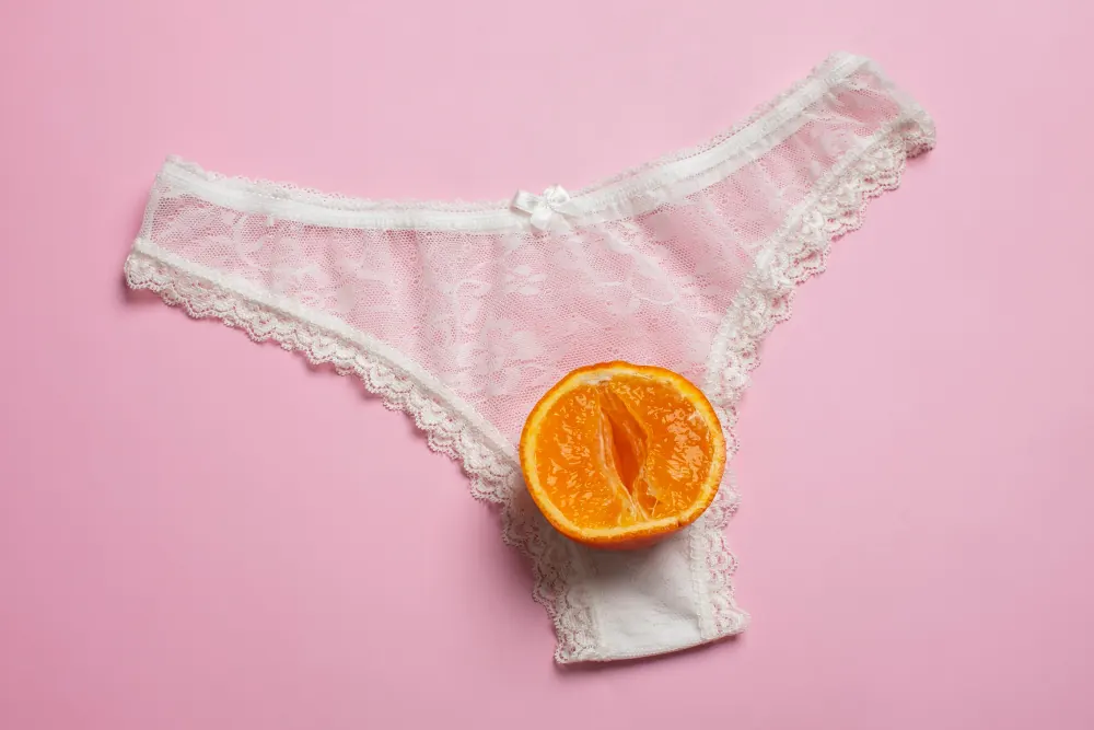 Thong on a rose background for a discreet style guide