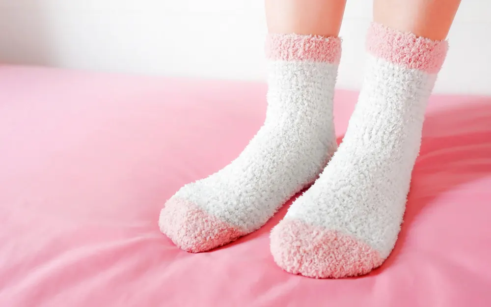 Chaussettes en laine sur surface claire pour guides de matieres