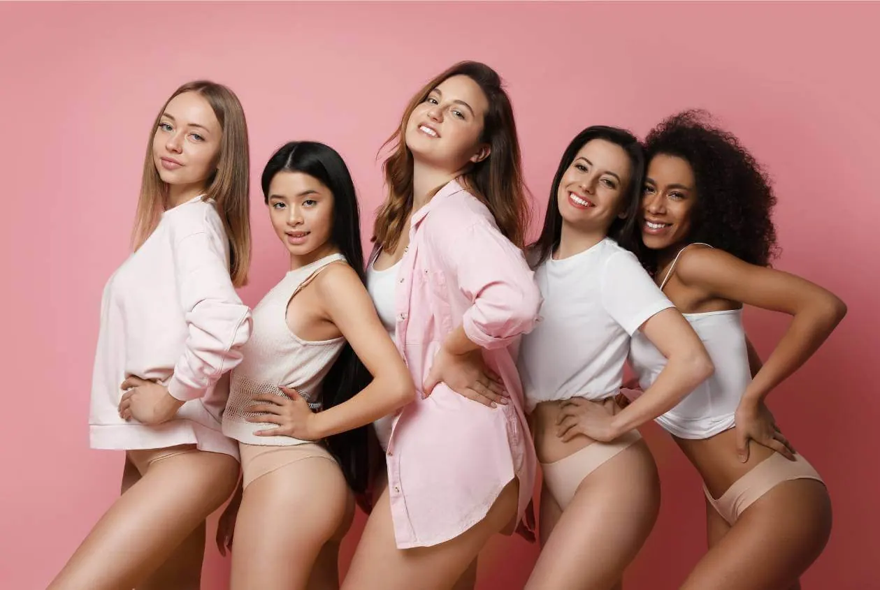 Fünf Frauen vor rosafarbenem Hintergrund