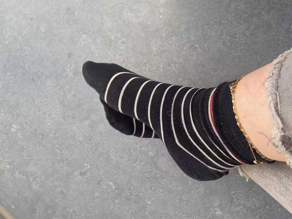 Ringel Socken getragen beim putzen – Bild 2