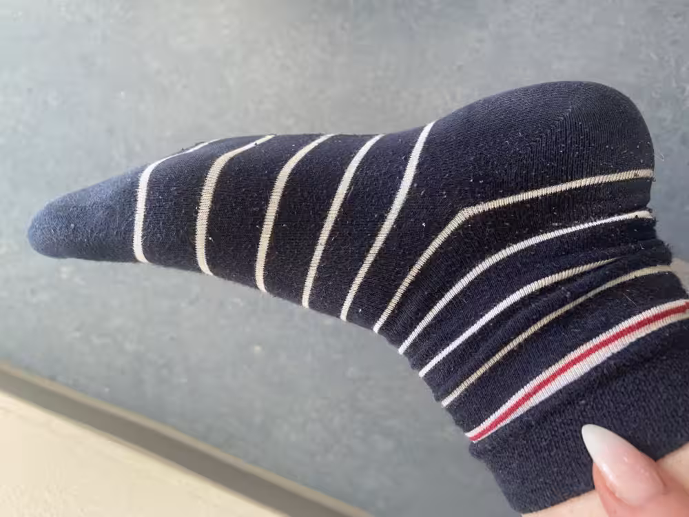 Ringel Socken getragen beim putzen – Bild 3