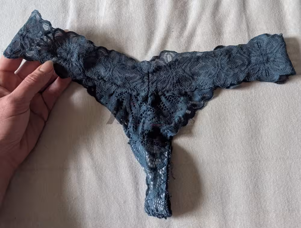 Deep blue lace thong – freshly worn, soft & sensual 2 Deep blue lace thong – freshly worn, soft & sensual – Bild 3