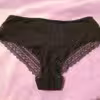 Veredelter, schwarzer Slip mit Spitze