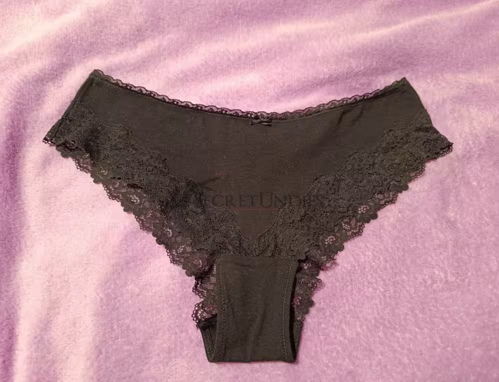 Veredelter, schwarzer Slip mit Spitze