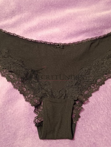 Veredelter, schwarzer Slip mit Spitze