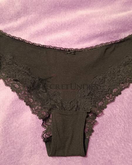 Veredelter, schwarzer Slip mit Spitze