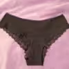 Veredelter, schwarzer Slip mit Spitze