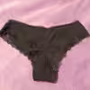 Veredelter, schwarzer Slip mit Spitze
