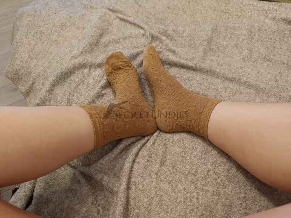 Veredelte Socken in beige mit Herzchen – Bild 2