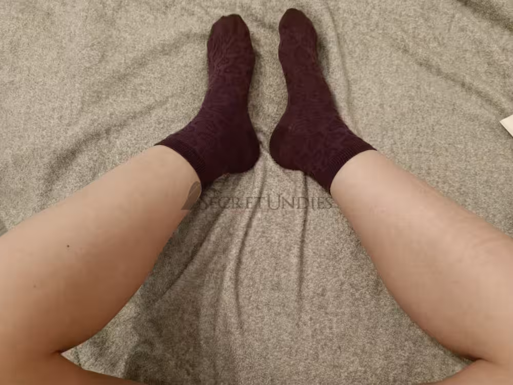 Veredelte Socken in lila mit Herzchen – Bild 2
