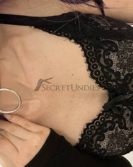 Schwarzer Spitzen-BH mit Kontrastoptik
