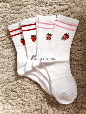Süße Söckchen mit Erdbeeren