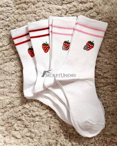 Süße Söckchen mit Erdbeeren