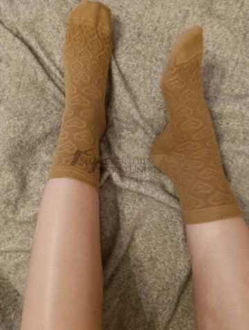 Veredelte Socken in beige mit Herzchen