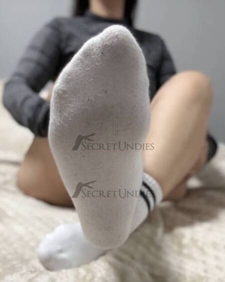 Getragene weiße Sportsocken