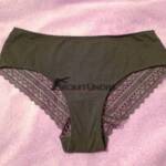 Veredelter, schwarzer Slip mit Spitze