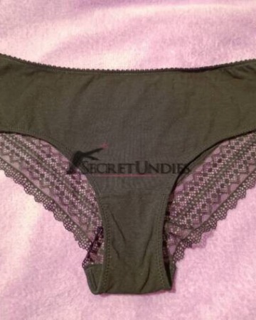 Veredelter, schwarzer Slip mit Spitze