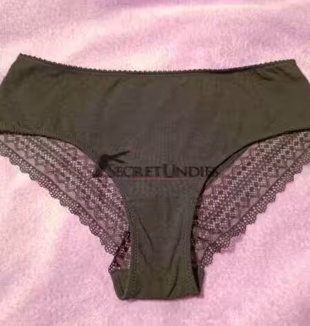 Veredelter, schwarzer Slip mit Spitze