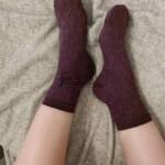 Veredelte Socken in lila mit Herzchen