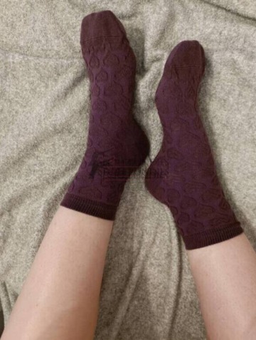 Veredelte Socken in lila mit Herzchen