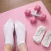 getragene weiße Socken nach Workout/Sport von schlanker 20-jährigen Blondiene