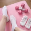 getragene weiße Socken nach Workout/Sport von schlanker 20-jährigen Blondiene