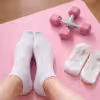 getragene weiße Socken nach Workout/Sport von schlanker 20-jährigen Blondiene
