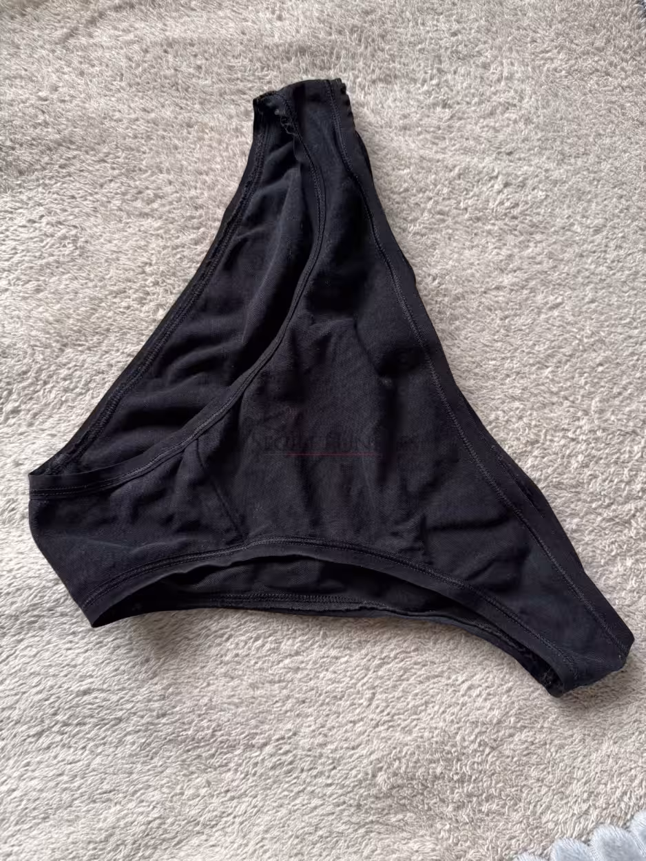 Schwarzer Baumwollslip – weich getragen & mit persönlicher Note 2 Schwarzer Baumwollslip – weich getragen & mit persönlicher Note – Bild 3