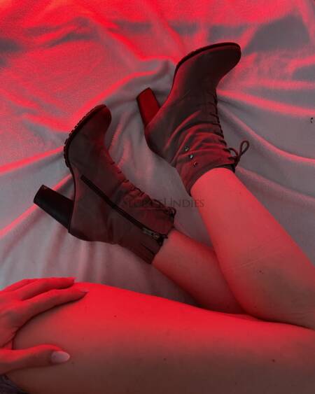 Graue Stiefeletten mit Schnürung