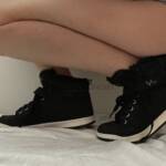 Schwarze Winterschuhe mit flauschigen Innenfutter