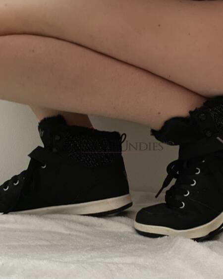 Schwarze Winterschuhe mit flauschigen Innenfutter