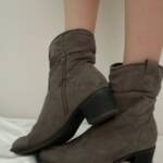 Dunkelgraue Stiefeletten