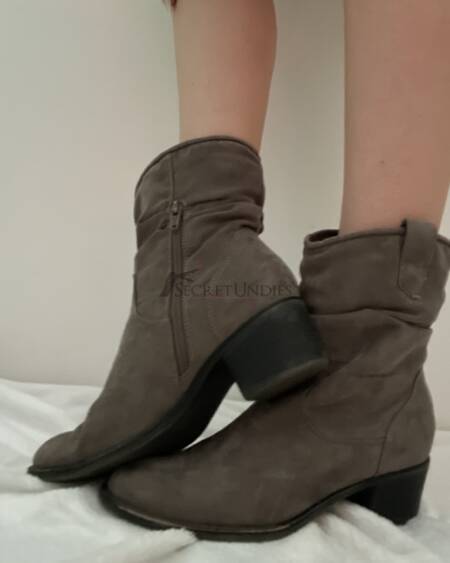Dunkelgraue Stiefeletten