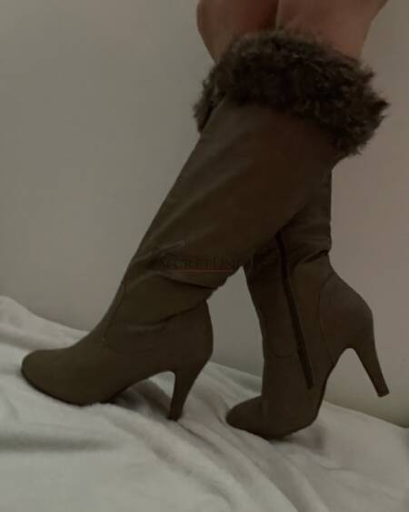 Hohe Winterstiefel mit flauschigen Fell & Leo-Muster