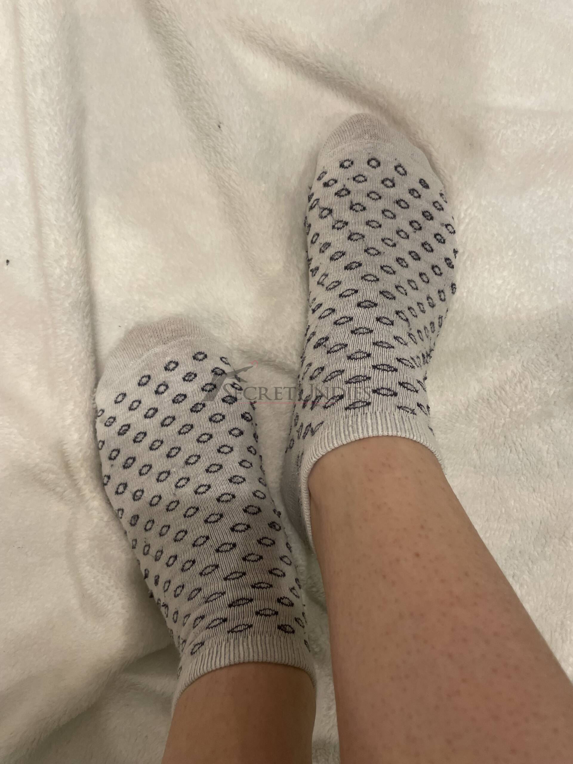 Weiße Socken mit schwarzen Kreisen 3 Weiße Socken mit schwarzen Kreisen – Bild 4