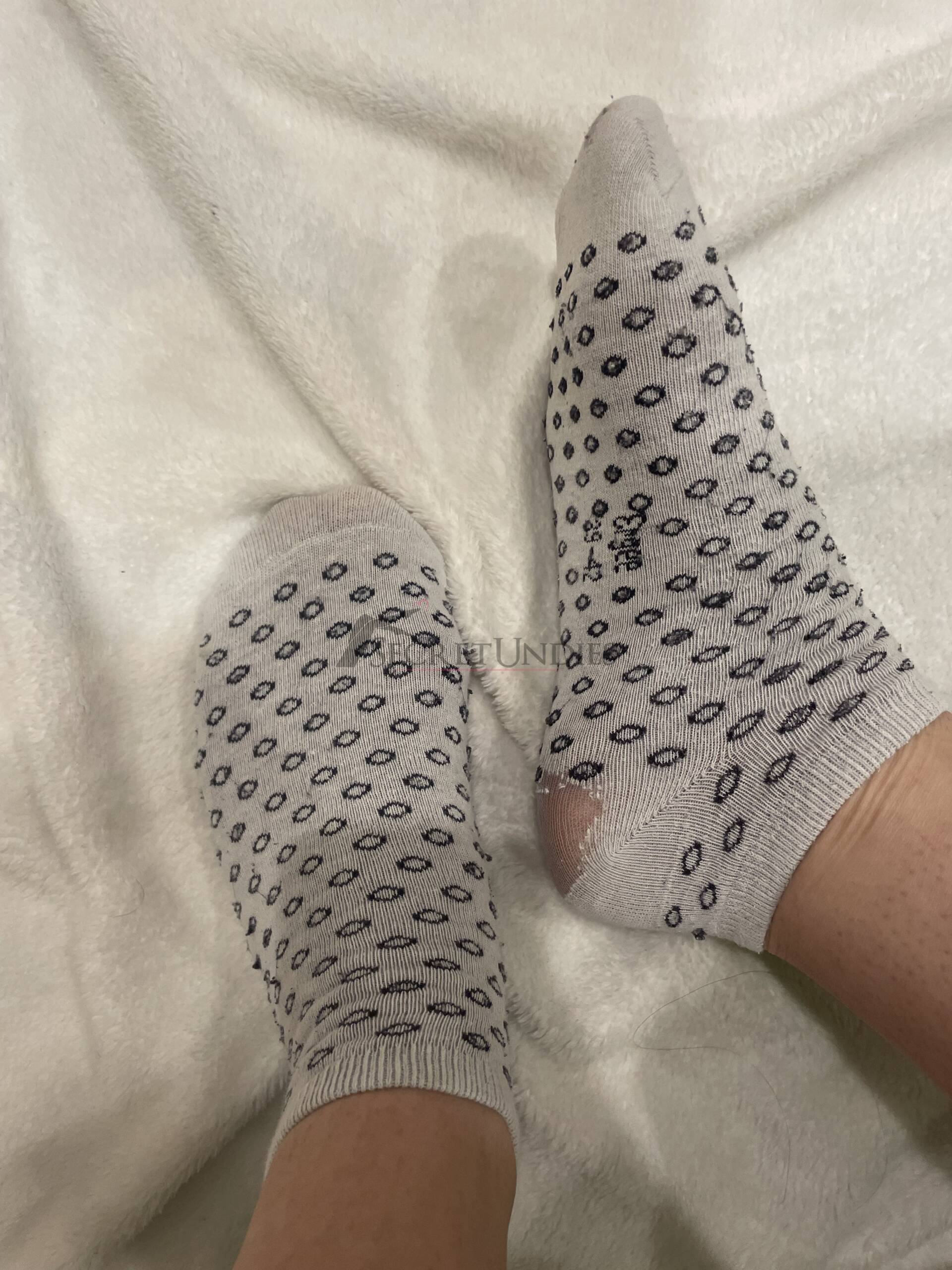 Weiße Socken mit schwarzen Kreisen 2 Weiße Socken mit schwarzen Kreisen – Bild 3