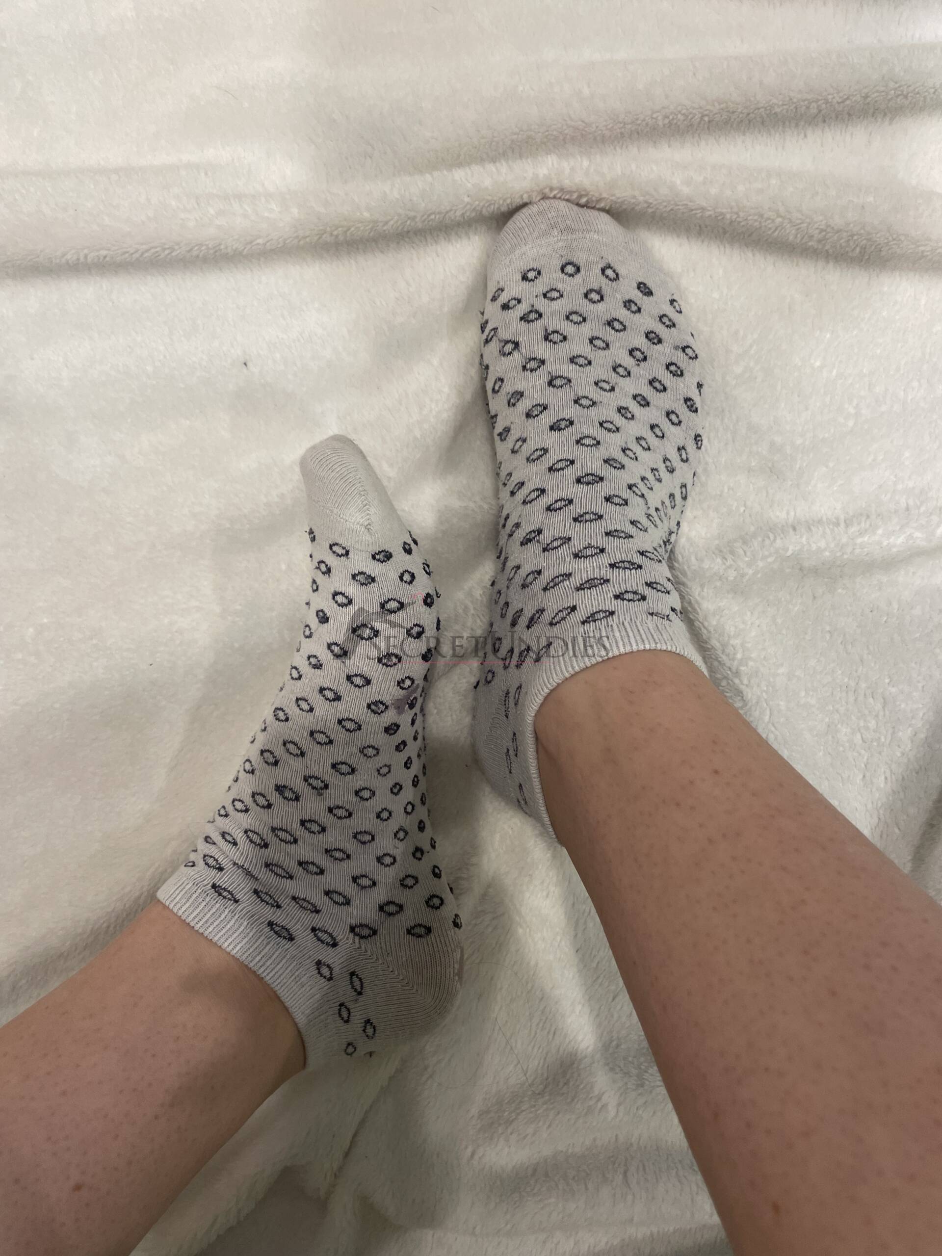 Weiße Socken mit schwarzen Kreisen 1 Weiße Socken mit schwarzen Kreisen – Bild 2