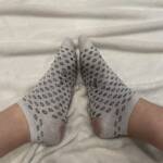 Weiße Socken mit schwarzen Kreisen 4 Weiße Socken mit schwarzen Kreisen