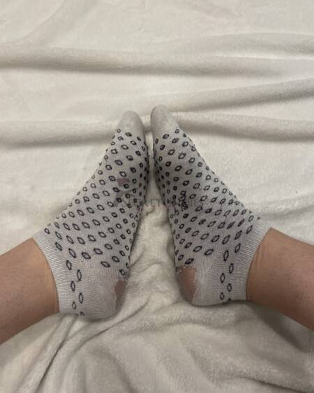 Weiße Socken mit schwarzen Kreisen