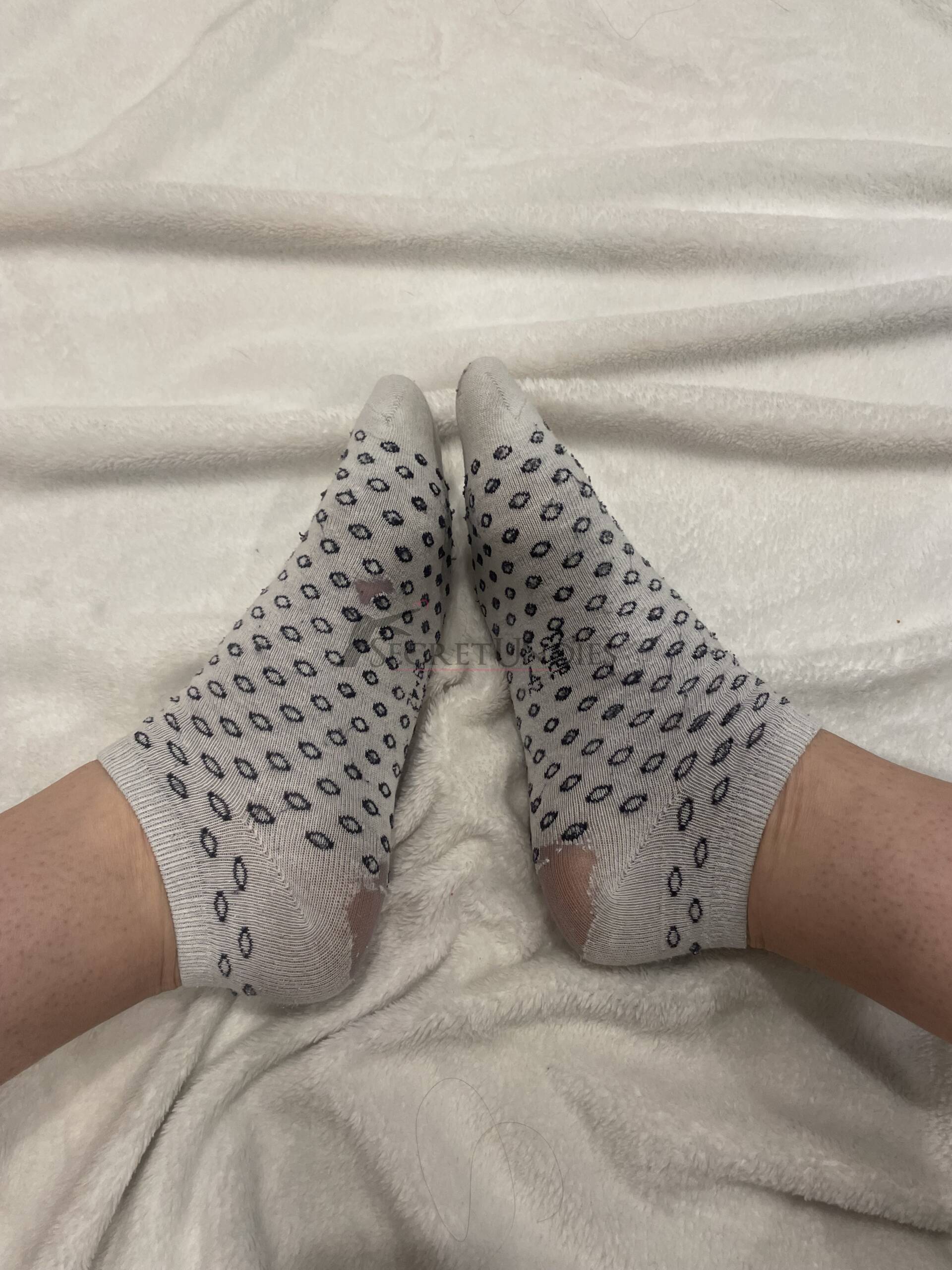 Weiße Socken mit schwarzen Kreisen