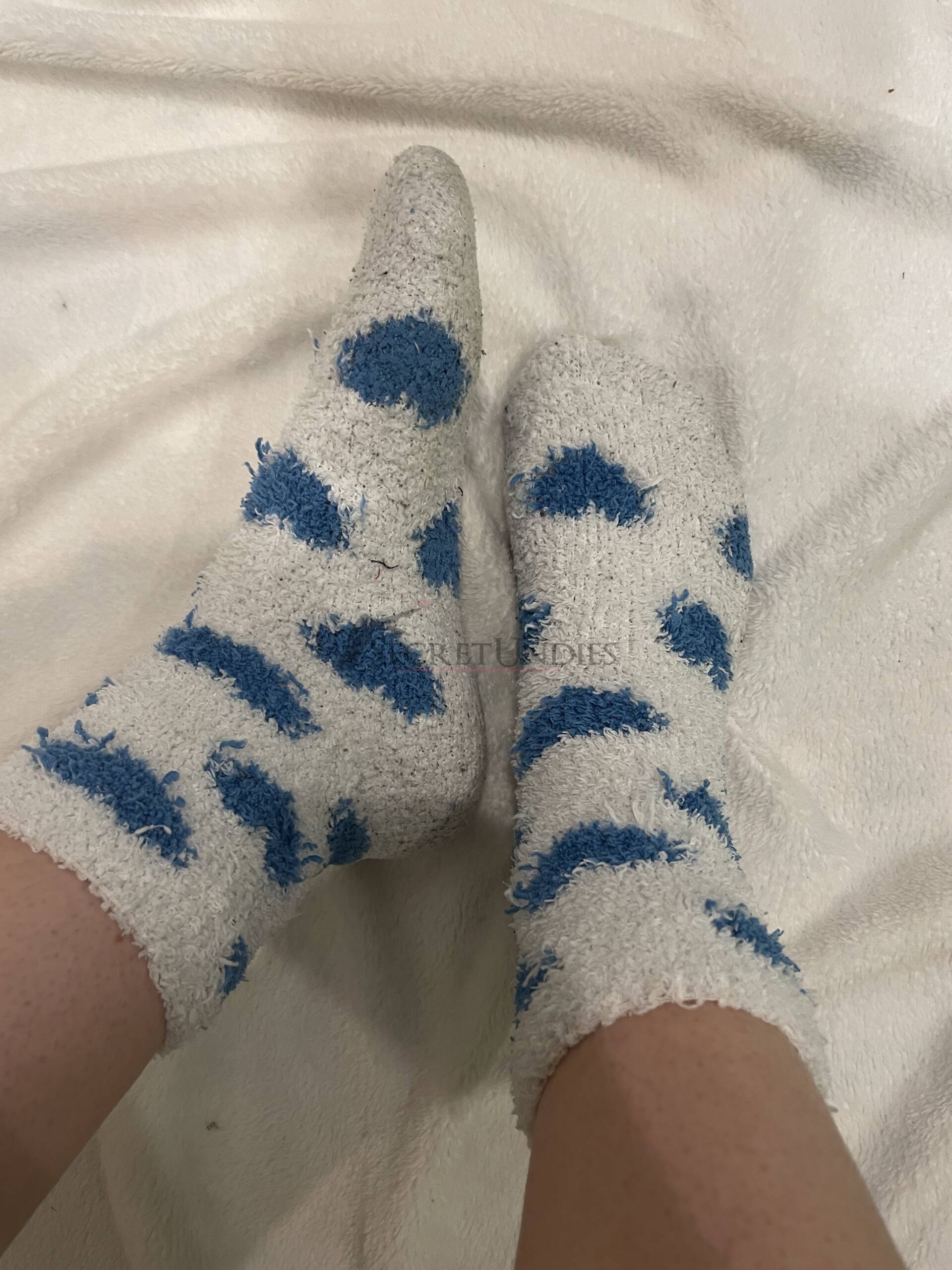 Wollsocken weiß mit blauen Herzen 💙 1 Wollsocken weiß mit blauen Herzen 💙 – Bild 2