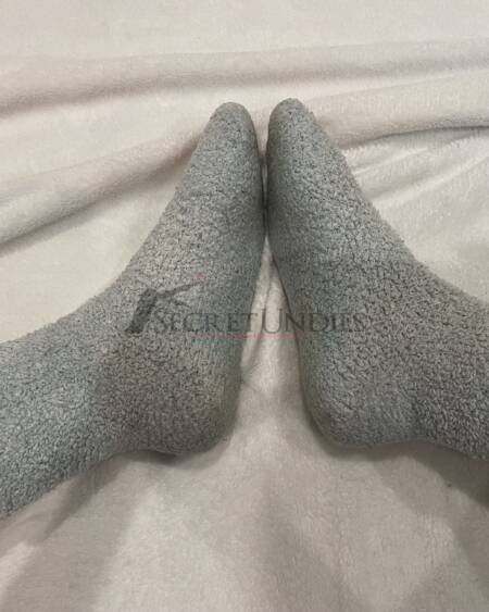 Hellblaue Wollsocken ziemlich dreckig 😜