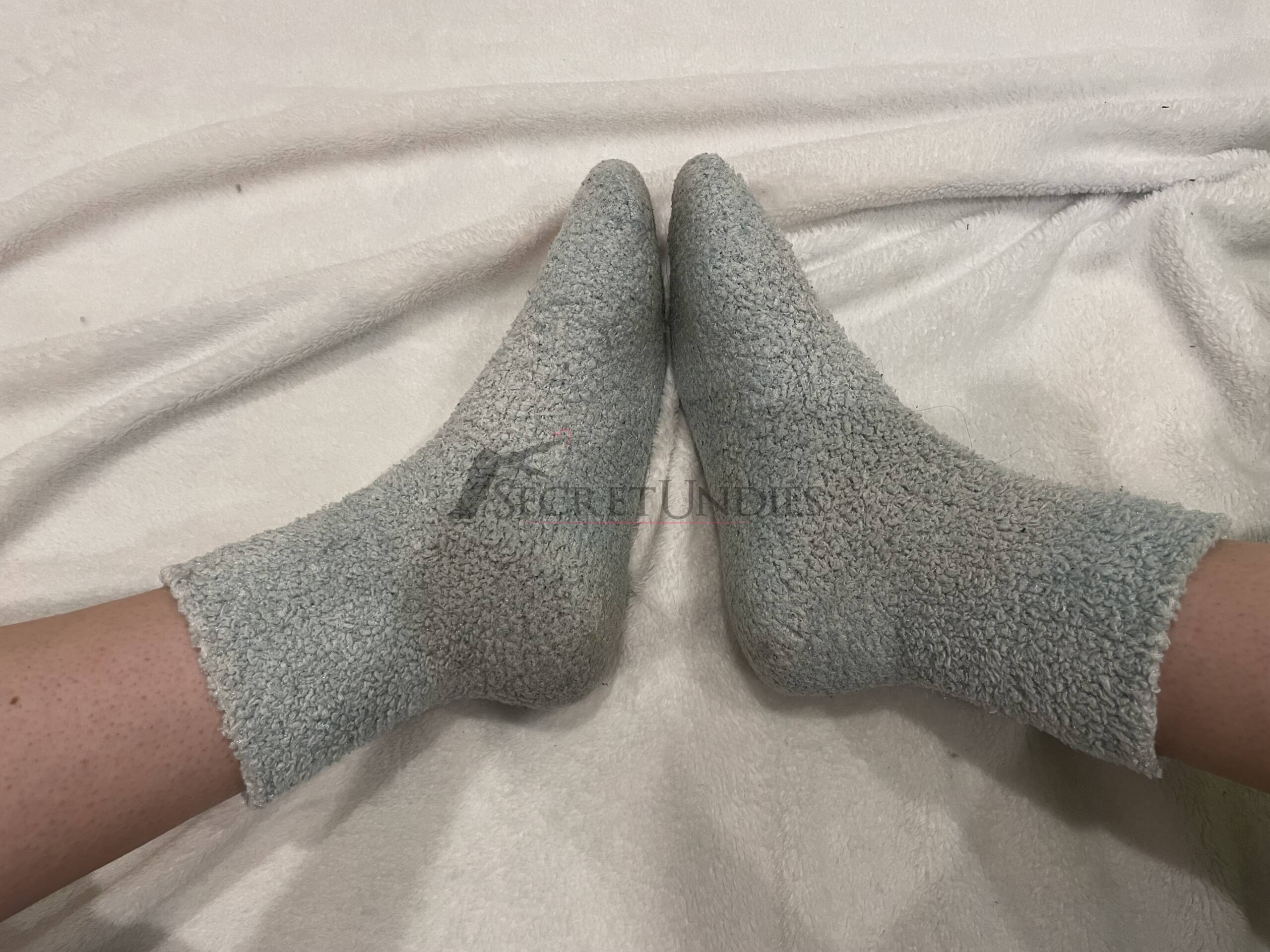 Hellblaue Wollsocken ziemlich dreckig 😜